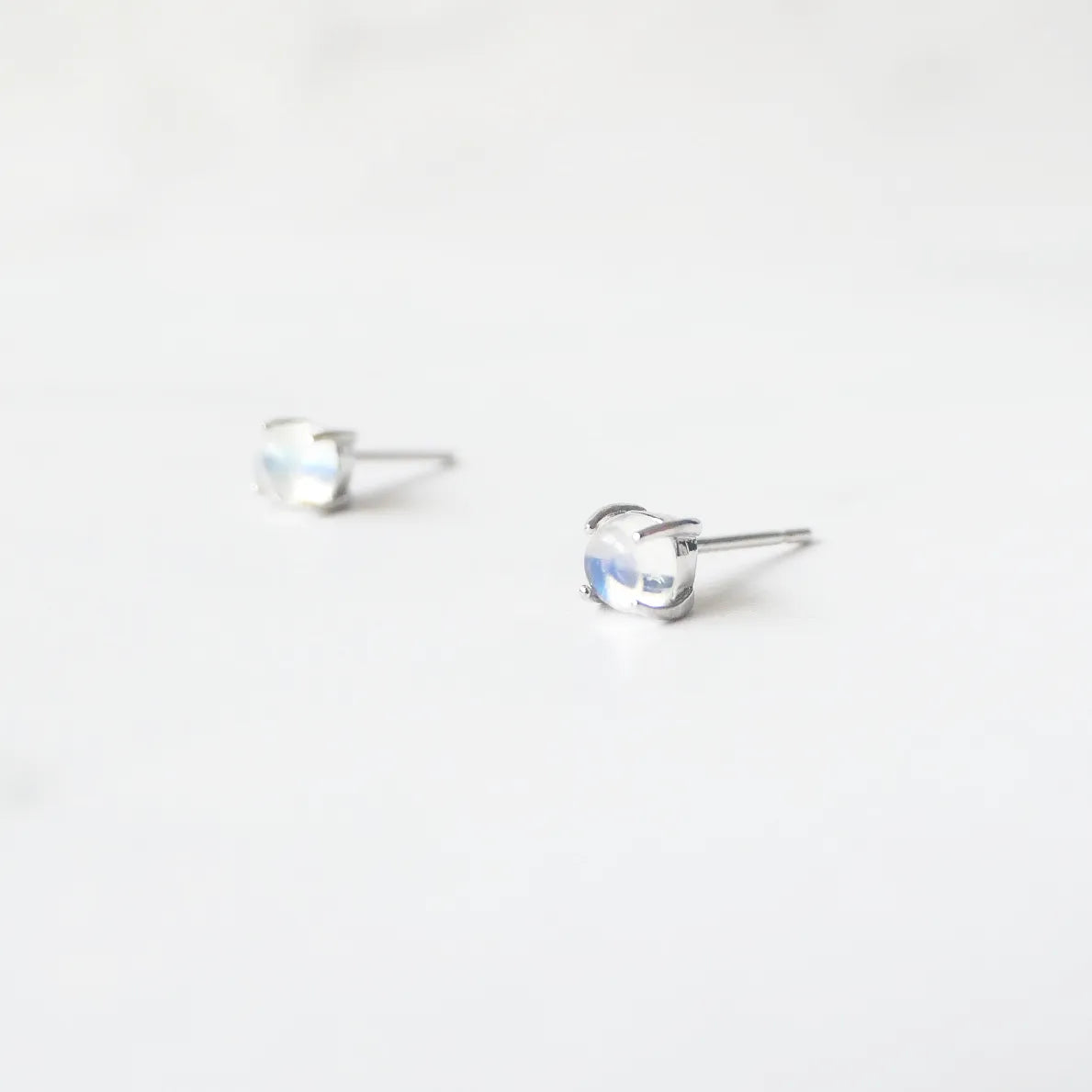 ムーンストーン スタッドピアス（シルバー925／ロジウムプレーティング）