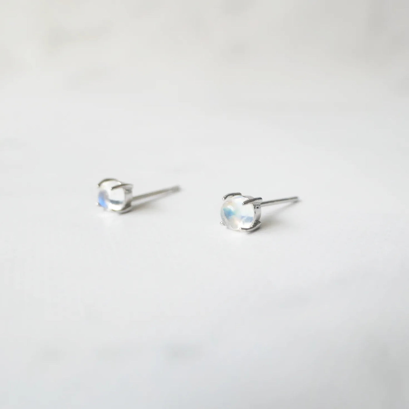 ムーンストーン スタッドピアス（シルバー925／ロジウムプレーティング）