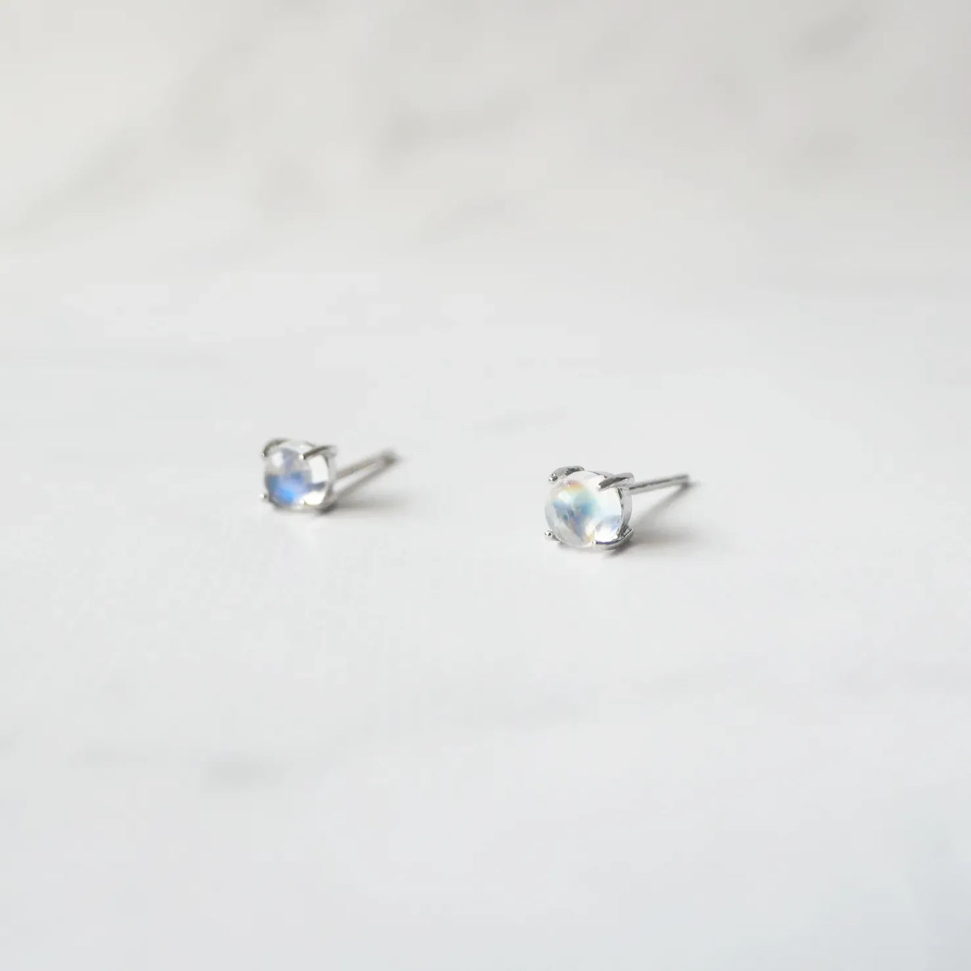 ムーンストーン スタッドピアス（シルバー925／ロジウムプレーティング）