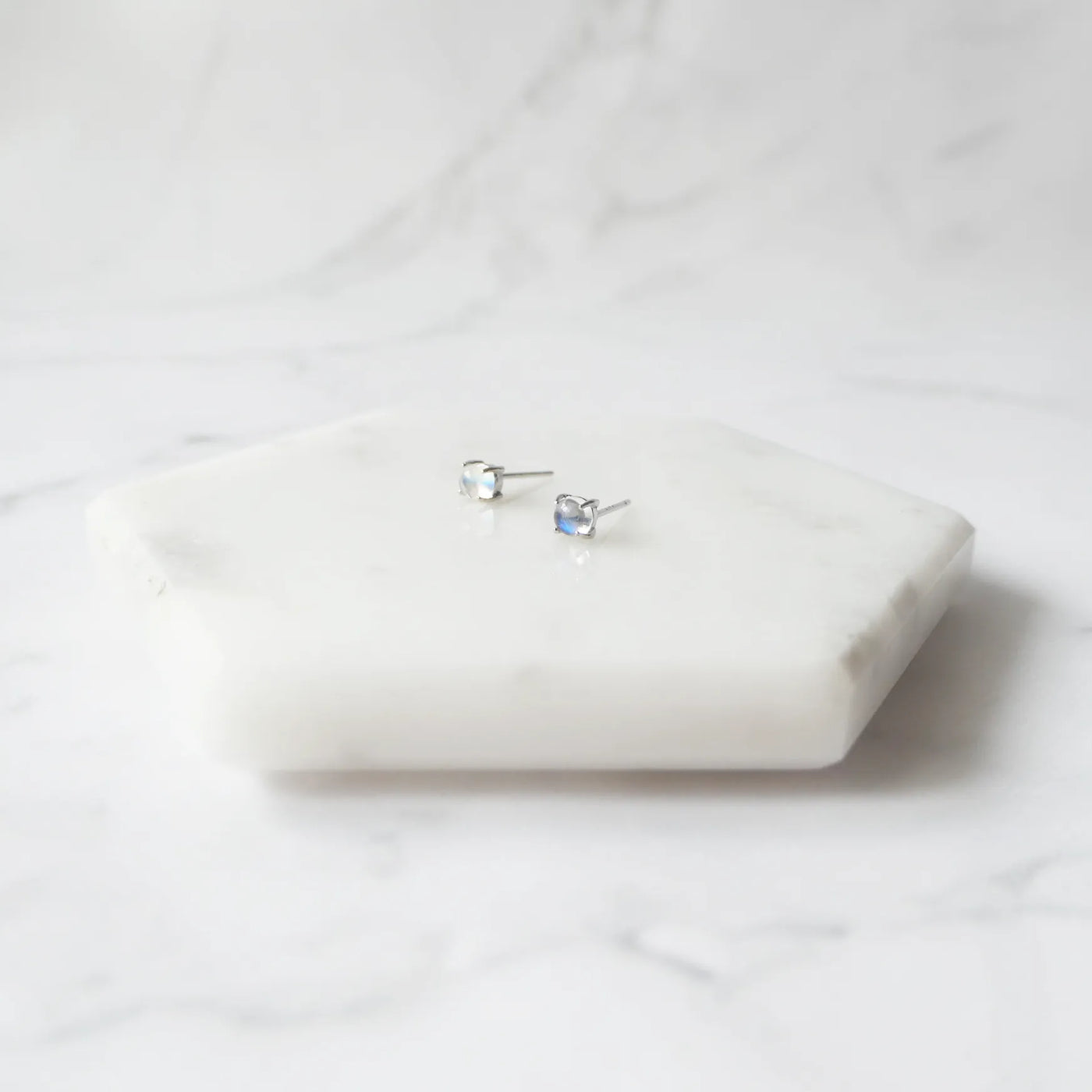 ムーンストーン スタッドピアス（シルバー925／ロジウムプレーティング）