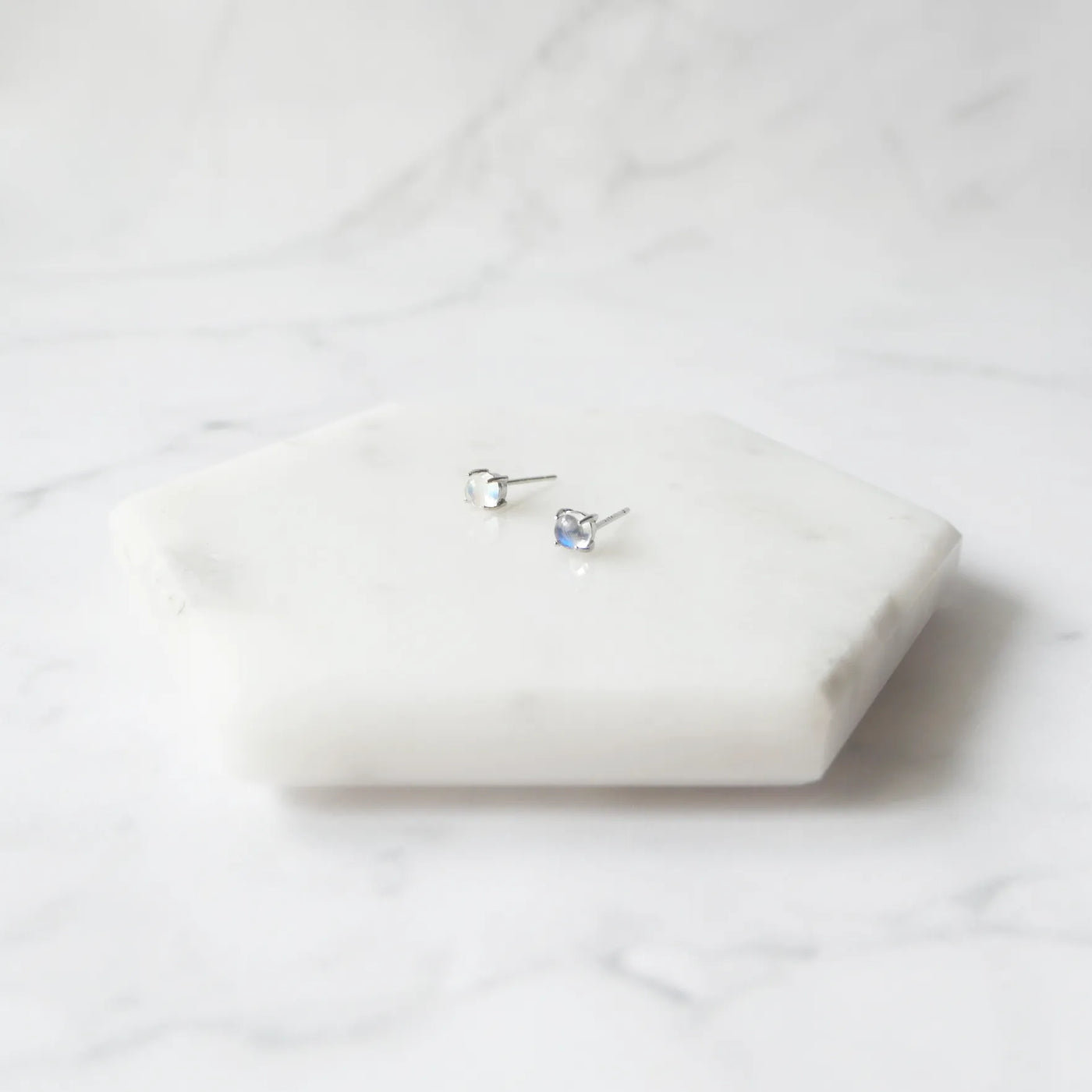 ムーンストーン スタッドピアス（シルバー925／ロジウムプレーティング）