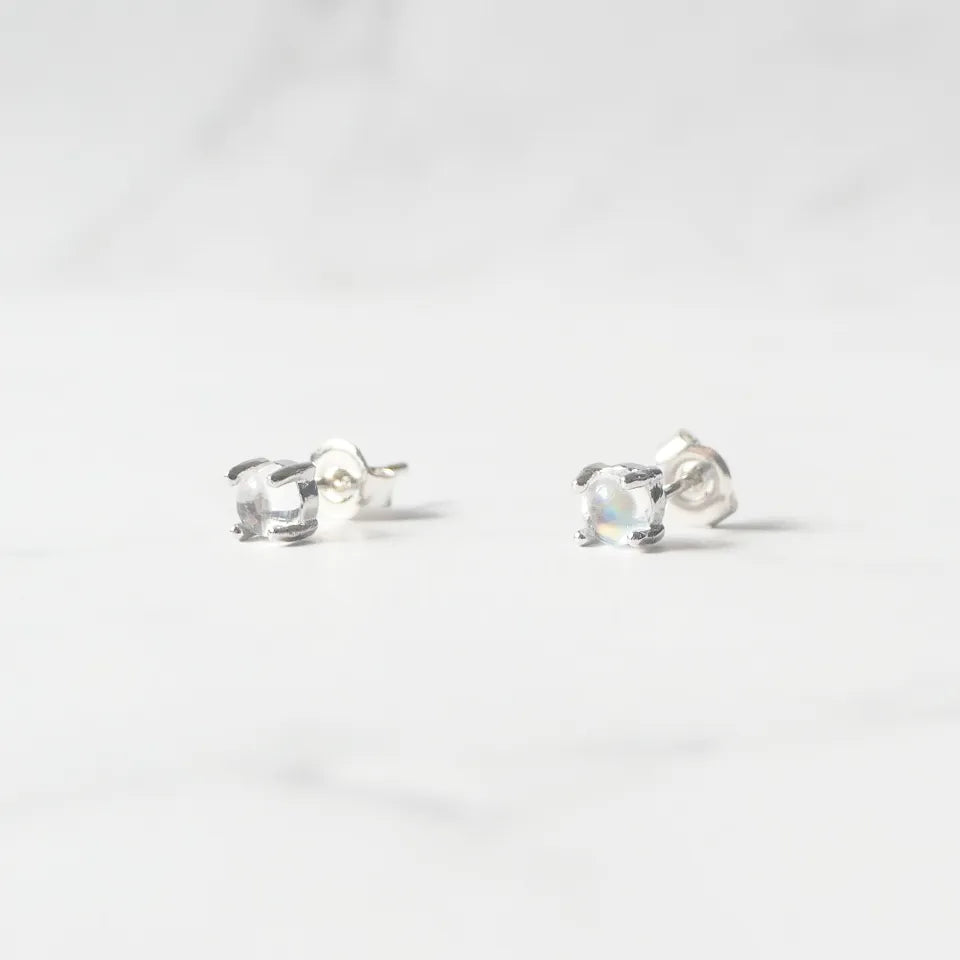 6月誕生石ムーンストーンをあしらったシルバー925ロジウムプレーティングスタッドピアス。小粒で透明感のある輝き／金属アレルギー対応。