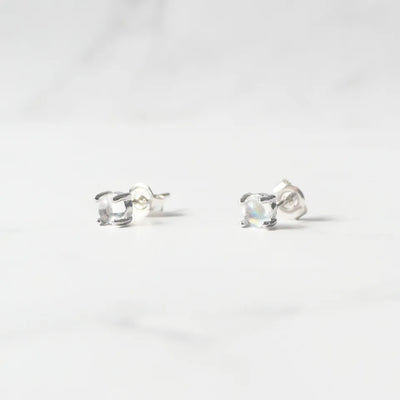 6月誕生石ムーンストーンをあしらったシルバー925ロジウムプレーティングスタッドピアス。小粒で透明感のある輝き／金属アレルギー対応。