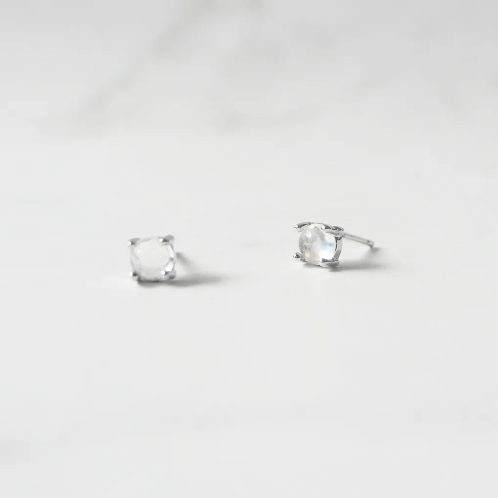 6月誕生石ムーンストーンをあしらったシルバー925ロジウムプレーティングスタッドピアス。小粒で透明感のある輝き／金属アレルギー対応。