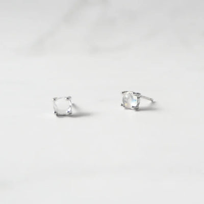 6月誕生石ムーンストーンをあしらったシルバー925ロジウムプレーティングスタッドピアス。小粒で透明感のある輝き／金属アレルギー対応。