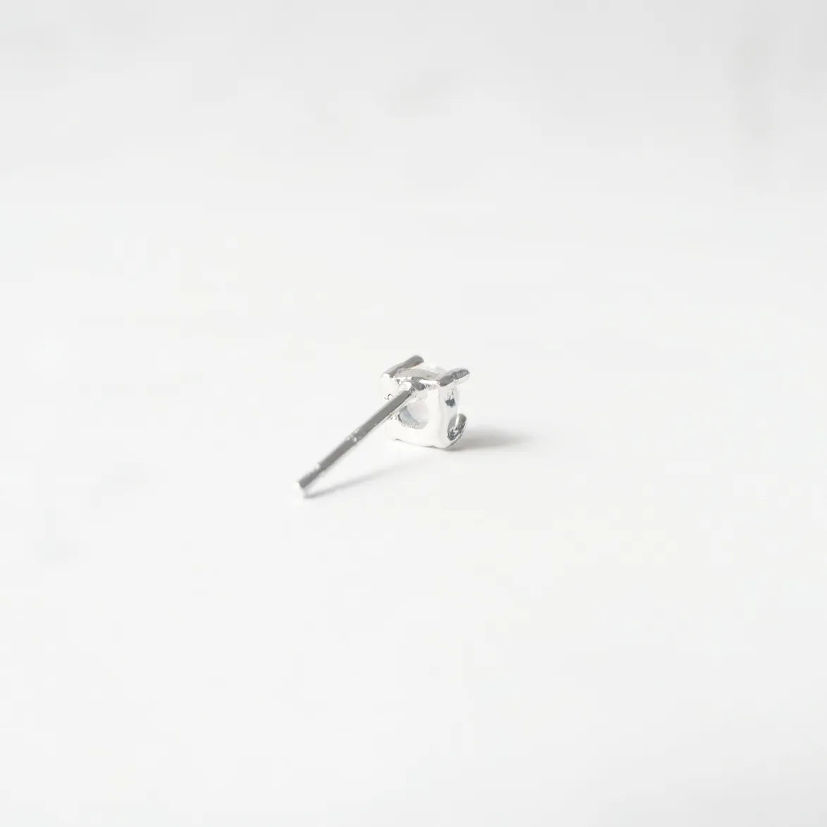 6月誕生石ムーンストーンをあしらったシルバー925ロジウムプレーティングスタッドピアス。小粒で透明感のある輝き／金属アレルギー対応。