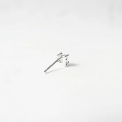 6月誕生石ムーンストーンをあしらったシルバー925ロジウムプレーティングスタッドピアス。小粒で透明感のある輝き／金属アレルギー対応。