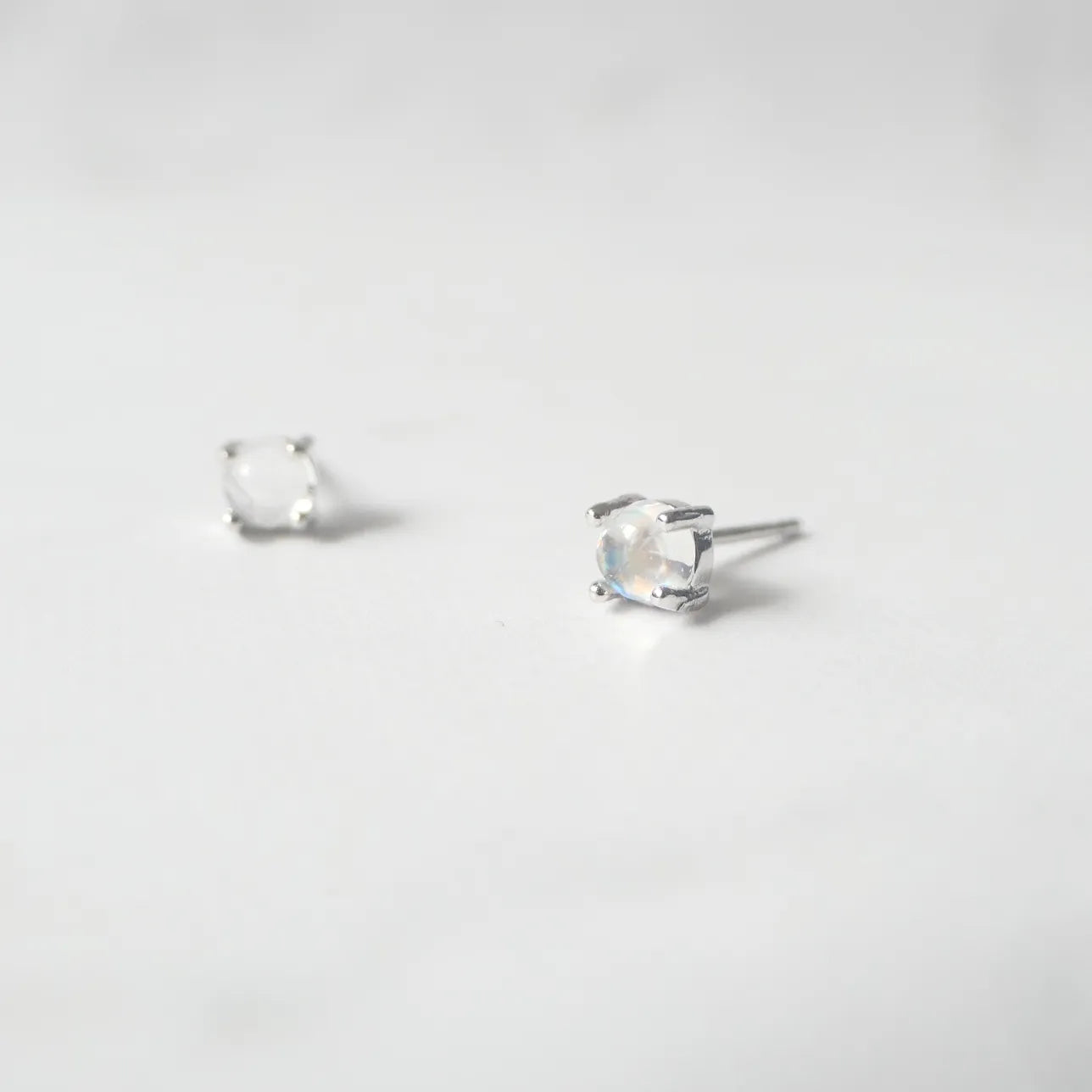 6月誕生石ムーンストーンをあしらったシルバー925ロジウムプレーティングスタッドピアス。小粒で透明感のある輝き／金属アレルギー対応。