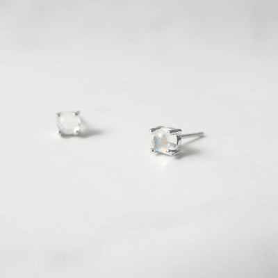 6月誕生石ムーンストーンをあしらったシルバー925ロジウムプレーティングスタッドピアス。小粒で透明感のある輝き／金属アレルギー対応。
