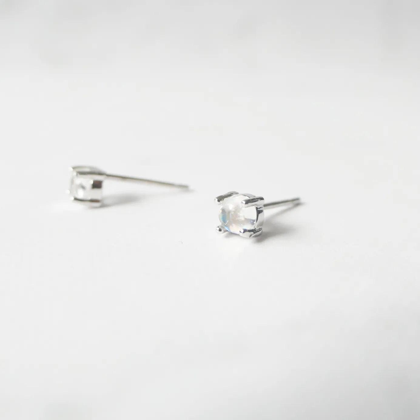 6月誕生石ムーンストーンをあしらったシルバー925ロジウムプレーティングスタッドピアス。小粒で透明感のある輝き／金属アレルギー対応。