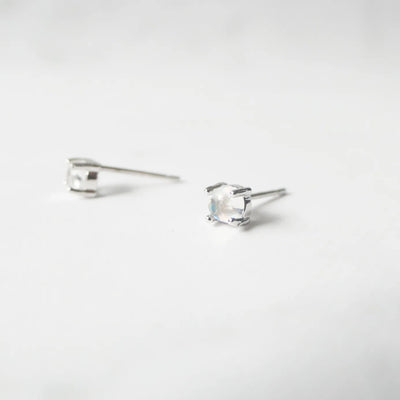 6月誕生石ムーンストーンをあしらったシルバー925ロジウムプレーティングスタッドピアス。小粒で透明感のある輝き／金属アレルギー対応。