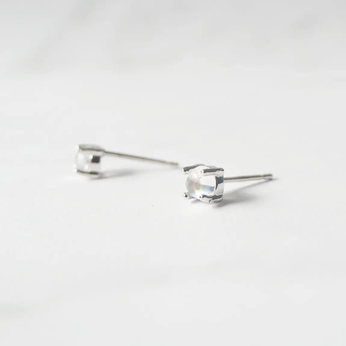6月誕生石ムーンストーンをあしらったシルバー925ロジウムプレーティングスタッドピアス。小粒で透明感のある輝き／金属アレルギー対応。