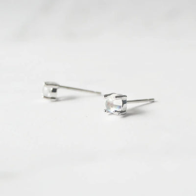 6月誕生石ムーンストーンをあしらったシルバー925ロジウムプレーティングスタッドピアス。小粒で透明感のある輝き／金属アレルギー対応。