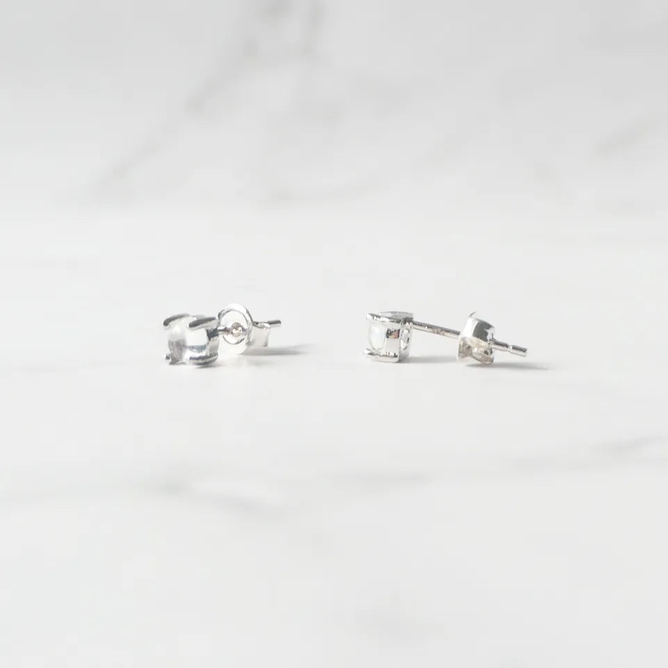 6月誕生石ムーンストーンをあしらったシルバー925ロジウムプレーティングスタッドピアス。小粒で透明感のある輝き／金属アレルギー対応。