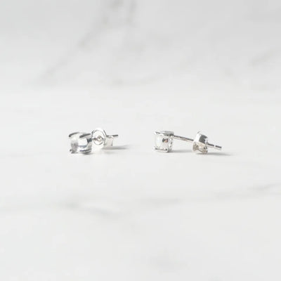 6月誕生石ムーンストーンをあしらったシルバー925ロジウムプレーティングスタッドピアス。小粒で透明感のある輝き／金属アレルギー対応。