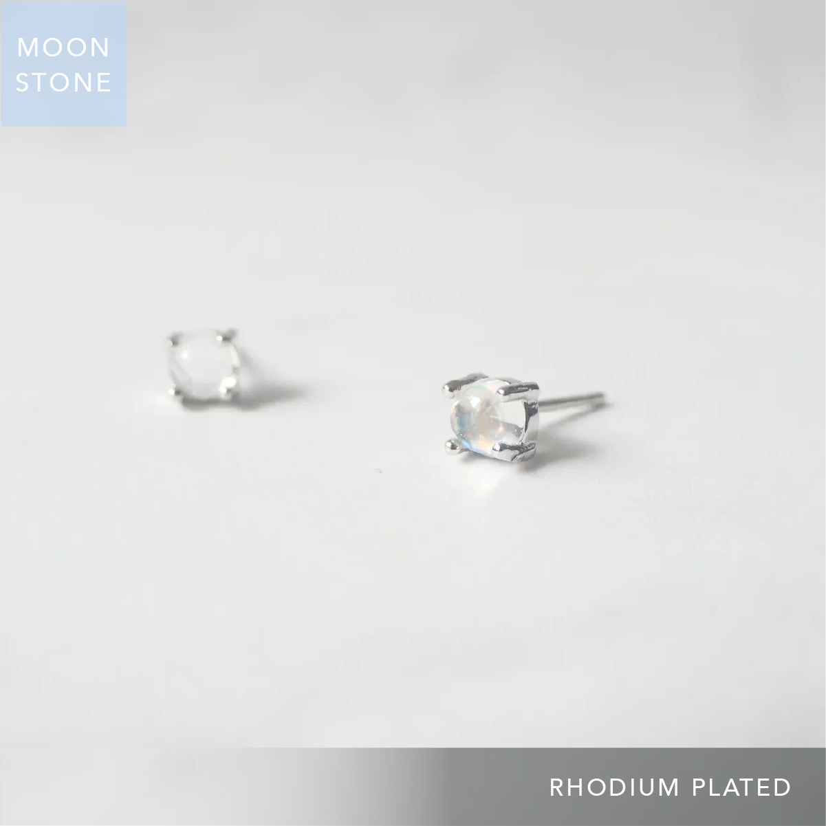 6月誕生石ムーンストーンをあしらったシルバー925ロジウムプレーティングスタッドピアス。小粒で透明感のある輝き／金属アレルギー対応。