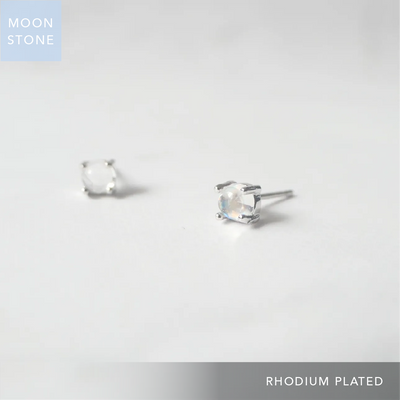 6月誕生石ムーンストーンをあしらったシルバー925ロジウムプレーティングスタッドピアス。小粒で透明感のある輝き／金属アレルギー対応。
