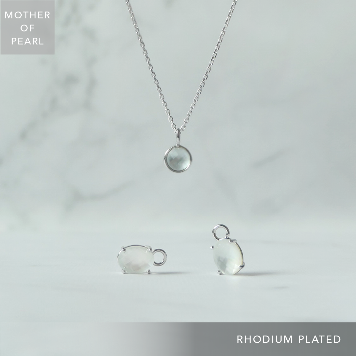 マザーオブパールのネックレスとダングルピアス2点セット。シルバー925／ロジウムプレーティング仕上げで柔らかな光沢。金属アレルギー対応。