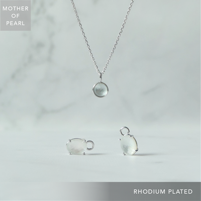 マザーオブパールのネックレスとダングルピアス2点セット。シルバー925／ロジウムプレーティング仕上げで柔らかな光沢。金属アレルギー対応。