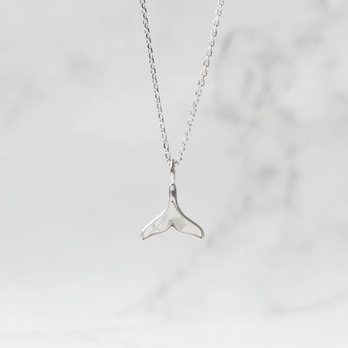 マザーオブパールの柔らかな光沢がクジラテールを引き立てるシルバー925ロジウムプレーティングネックレス。金属アレルギー対応。