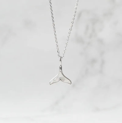 マザーオブパールの柔らかな光沢がクジラテールを引き立てるシルバー925ロジウムプレーティングネックレス。金属アレルギー対応。