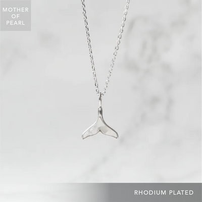 マザーオブパールの柔らかな光沢がクジラテールを引き立てるシルバー925ロジウムプレーティングネックレス。金属アレルギー対応。