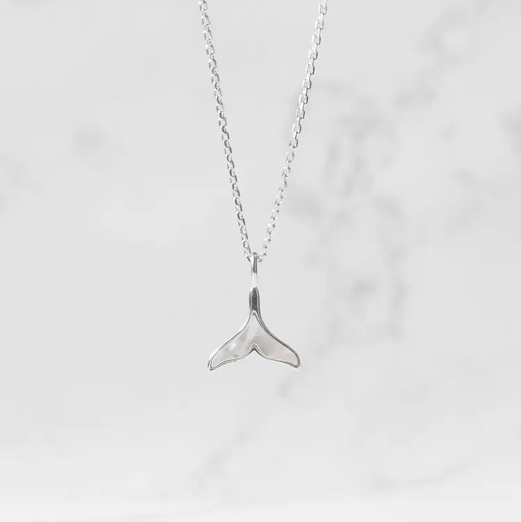 マザーオブパールの柔らかな光沢がクジラテールを引き立てるシルバー925ロジウムプレーティングネックレス。金属アレルギー対応。