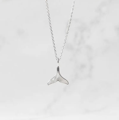 マザーオブパールの柔らかな光沢がクジラテールを引き立てるシルバー925ロジウムプレーティングネックレス。金属アレルギー対応。