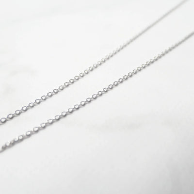 マザーオブパールの柔らかな光沢がクジラテールを引き立てるシルバー925ロジウムプレーティングネックレス。金属アレルギー対応。