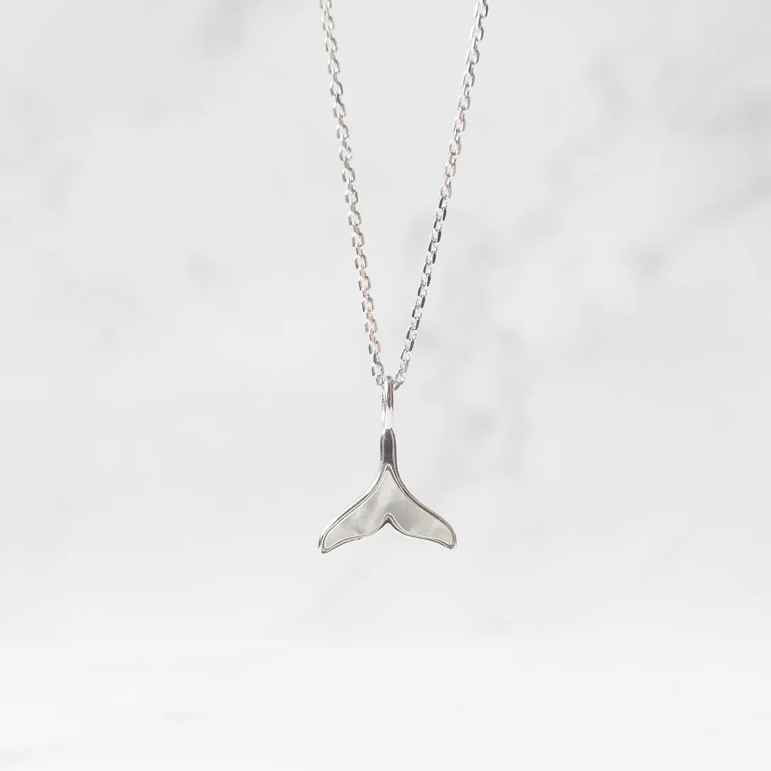 マザーオブパールの柔らかな光沢がクジラテールを引き立てるシルバー925ロジウムプレーティングネックレス。金属アレルギー対応。