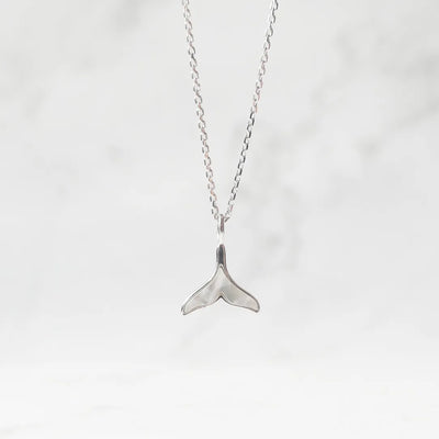 マザーオブパールの柔らかな光沢がクジラテールを引き立てるシルバー925ロジウムプレーティングネックレス。金属アレルギー対応。