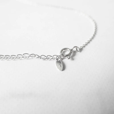 マザーオブパールの柔らかな光沢がクジラテールを引き立てるシルバー925ロジウムプレーティングネックレス。金属アレルギー対応。