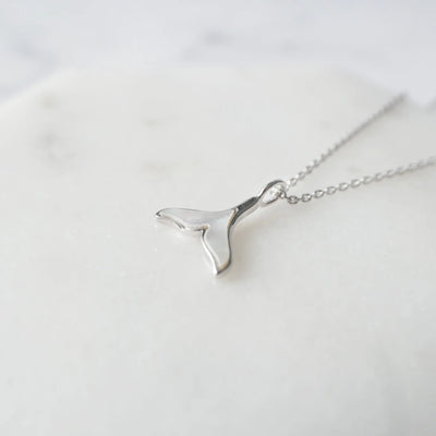 マザーオブパールの柔らかな光沢がクジラテールを引き立てるシルバー925ロジウムプレーティングネックレス。金属アレルギー対応。