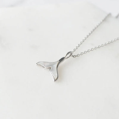 マザーオブパールの柔らかな光沢がクジラテールを引き立てるシルバー925ロジウムプレーティングネックレス。金属アレルギー対応。