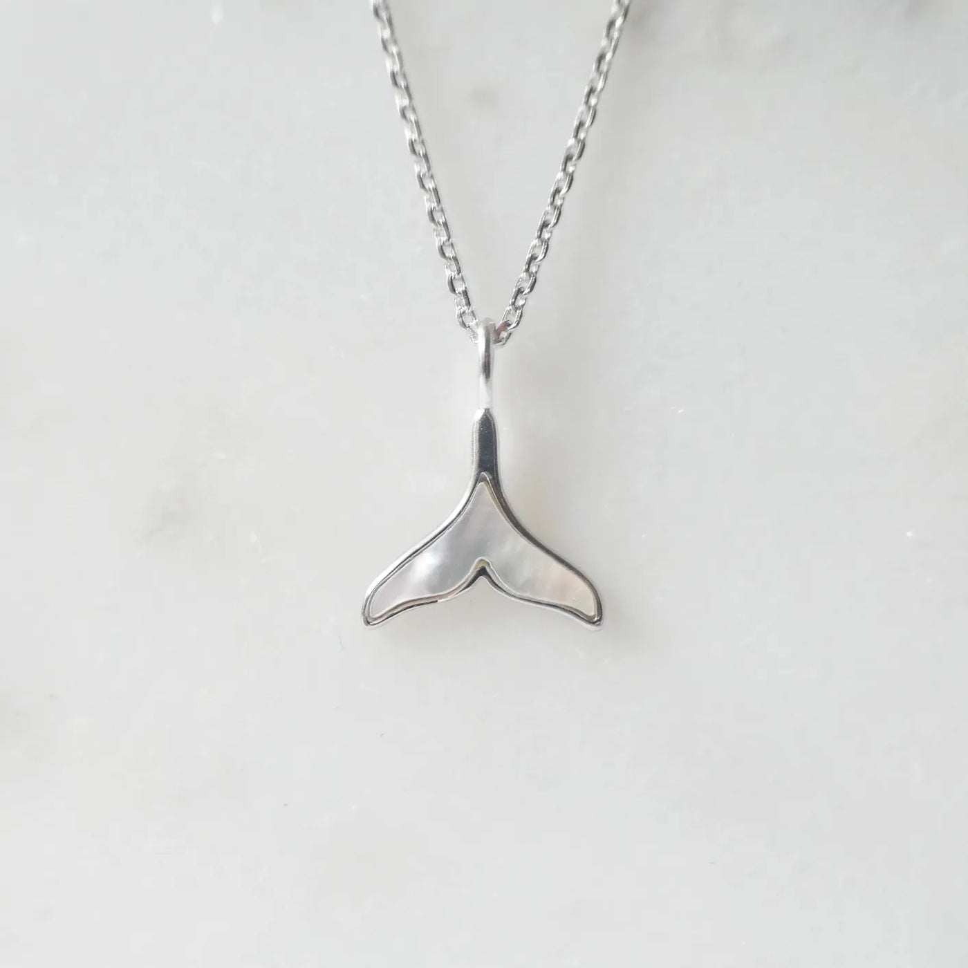 マザーオブパールの柔らかな光沢がクジラテールを引き立てるシルバー925ロジウムプレーティングネックレス。金属アレルギー対応。