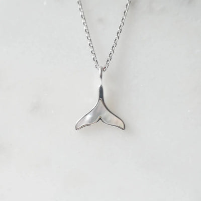 マザーオブパールの柔らかな光沢がクジラテールを引き立てるシルバー925ロジウムプレーティングネックレス。金属アレルギー対応。