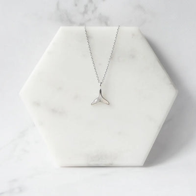 マザーオブパールの柔らかな光沢がクジラテールを引き立てるシルバー925ロジウムプレーティングネックレス。金属アレルギー対応。