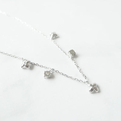 オパールとクリスタルチャームが並んだ、繊細で軽やかなシルバーネックレス。ロジウムプレーティング、金属アレルギー対応。