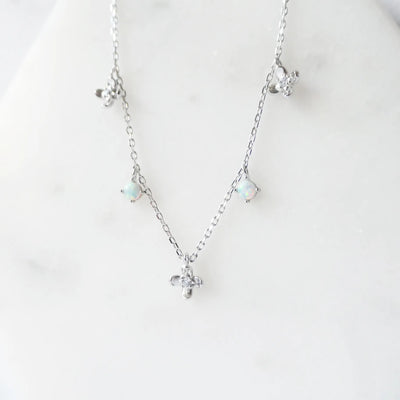 オパールとクリスタルチャームが並んだ、繊細で軽やかなシルバーネックレス。ロジウムプレーティング、金属アレルギー対応。
