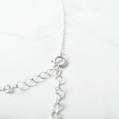 オパールとクリスタルチャームが並んだ、繊細で軽やかなシルバーネックレス。ロジウムプレーティング、金属アレルギー対応。