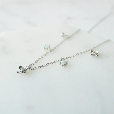 オパールとクリスタルチャームが並んだ、繊細で軽やかなシルバーネックレス。ロジウムプレーティング、金属アレルギー対応。