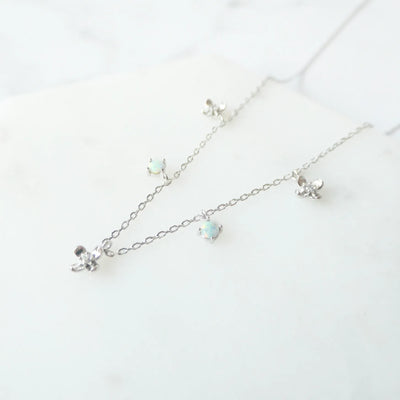 オパールとクリスタルチャームが並んだ、繊細で軽やかなシルバーネックレス。ロジウムプレーティング、金属アレルギー対応。