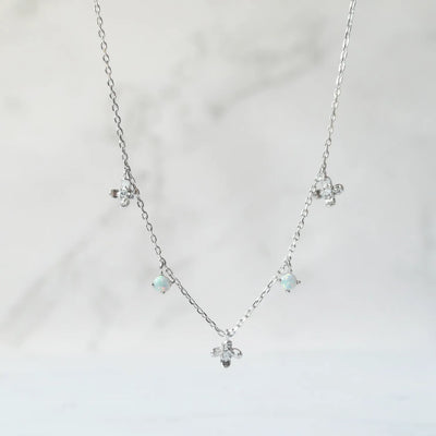 オパールとクリスタルチャームが並んだ、繊細で軽やかなシルバーネックレス。ロジウムプレーティング、金属アレルギー対応。