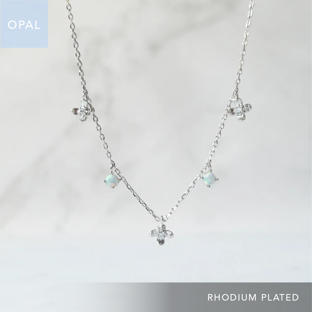 オパールとクリスタルチャームが並んだ、繊細で軽やかなシルバーネックレス。ロジウムプレーティング、金属アレルギー対応。
