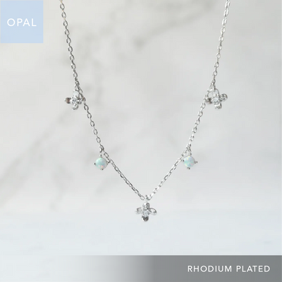 オパールとクリスタルチャームが並んだ、繊細で軽やかなシルバーネックレス。ロジウムプレーティング、金属アレルギー対応。