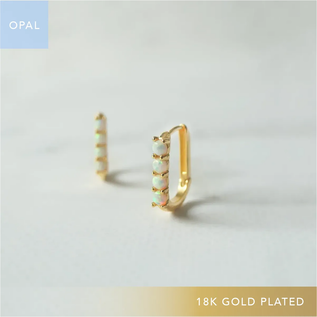 オパールツインクルカーブハギーピアス（18Kゴールドプレーティング