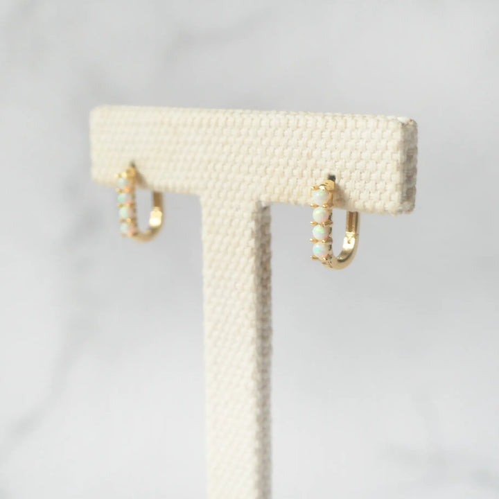 オパールツインクルカーブハギーピアス（18Kゴールドプレーティング