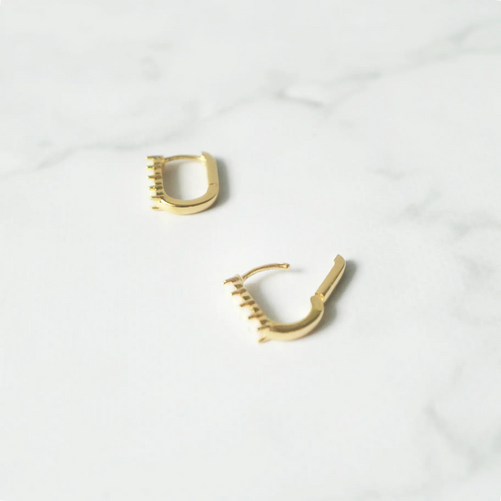 オパールツインクルカーブハギーピアス（18Kゴールドプレーティング