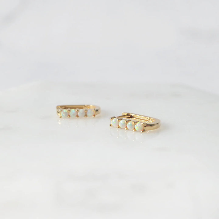 オパールツインクルカーブハギーピアス（18Kゴールドプレーティング