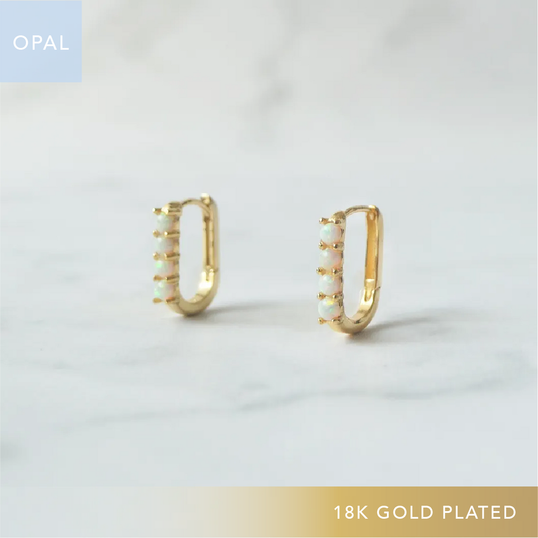 オパールツインクルカーブハギーピアス（18Kゴールドプレーティング